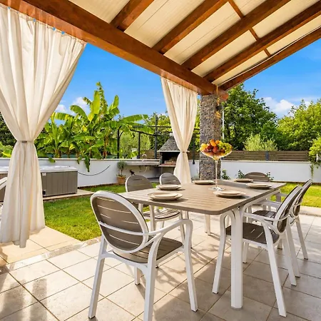 Villa Villa Dana Porec - Luxury Oasis With Pool & Whirlpool, 6 Min To The Sea