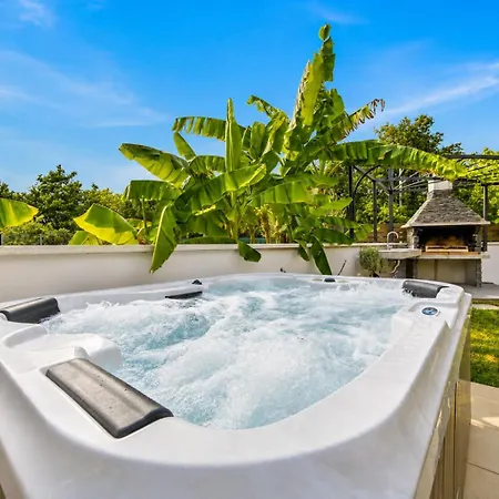 Villa Dana Porec - Luxury Oasis With Pool & Whirlpool, 6 Min To The Sea