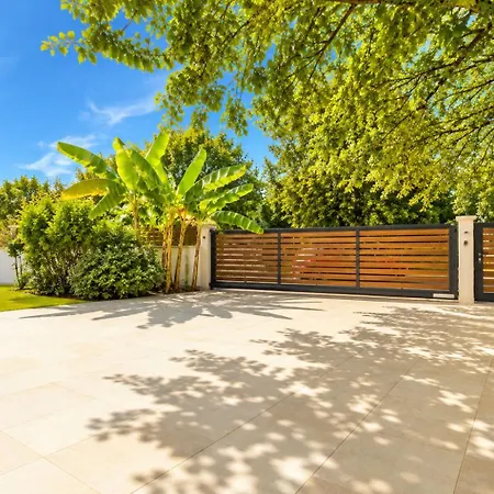 Villa Villa Dana Porec - Luxury Oasis With Pool & Whirlpool, 6 Min To The Sea *