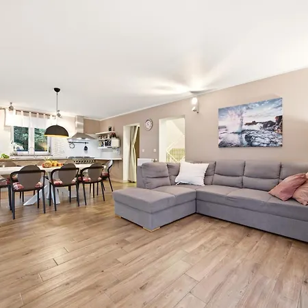 Villa Dana Porec - Luxury Oasis With Pool & Whirlpool, 6 Min To The Sea Poreč