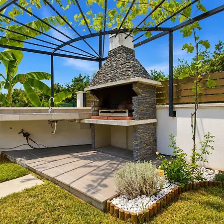 Villa Dana Porec - Luxury Oasis With Pool & Whirlpool, 6 Min To The Sea